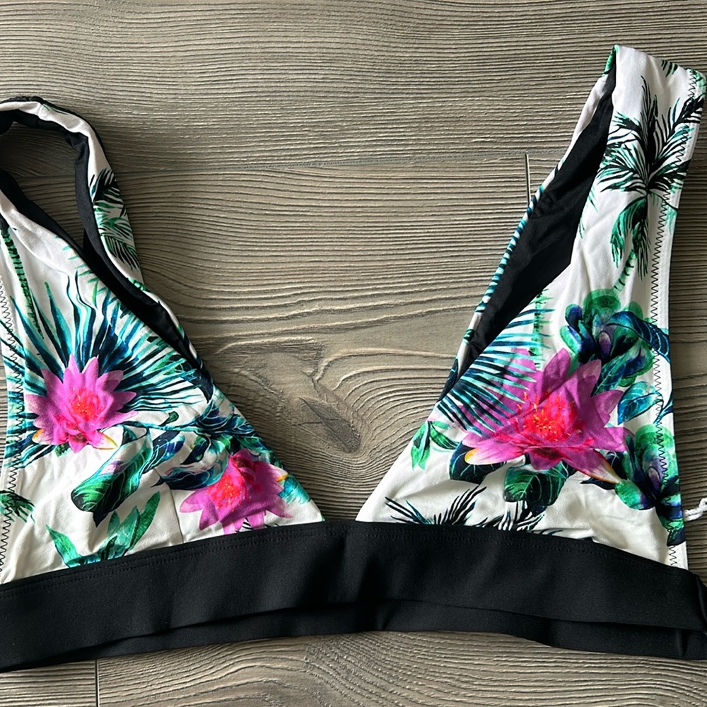 Rip curl bathing suit top size medium